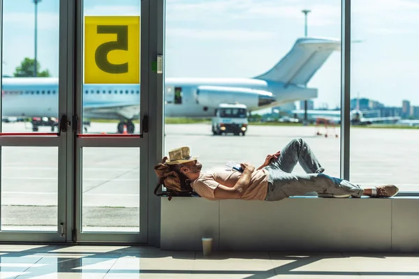 Viajero durmiendo en aeropuerto — Foto de Stock