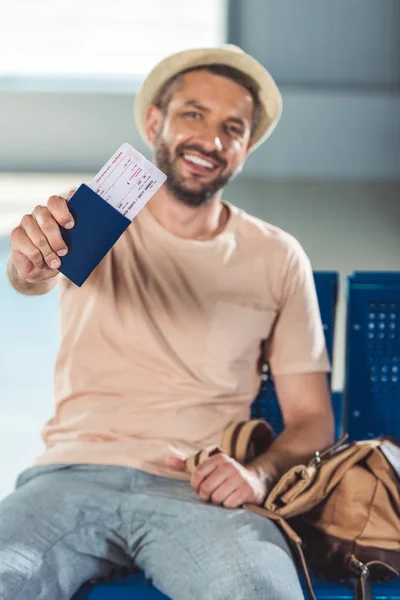 Tourist showing passport and ticket — Stock Photo, Image