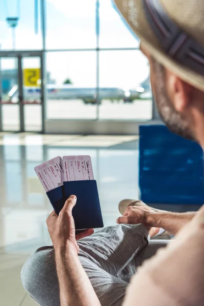 Viajero con pasaportes y billetes — Foto de Stock