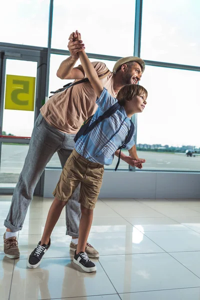 Πατέρας και παιδί στο αεροδρόμιο — Φωτογραφία Αρχείου