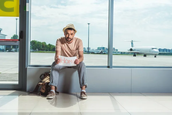 Turista com cartão no aeroporto — Fotografia de Stock