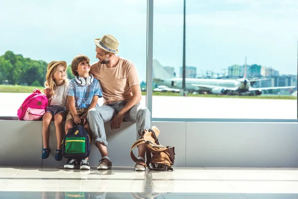 Father and kids waiting for boarding — Stock Photo, Image