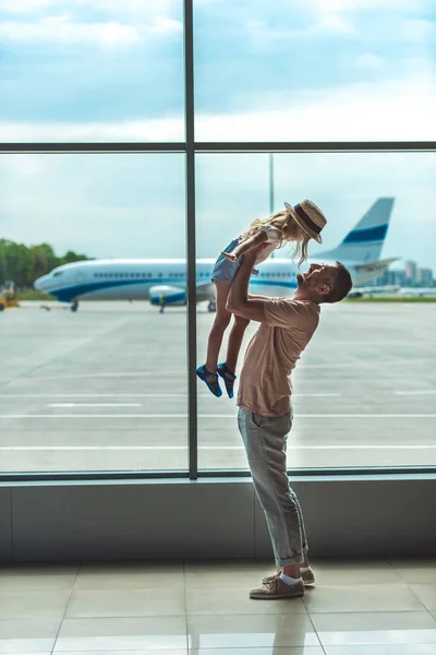 Pai e filho no aeroporto — Fotografia de Stock