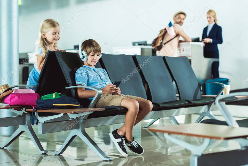 kids at airport