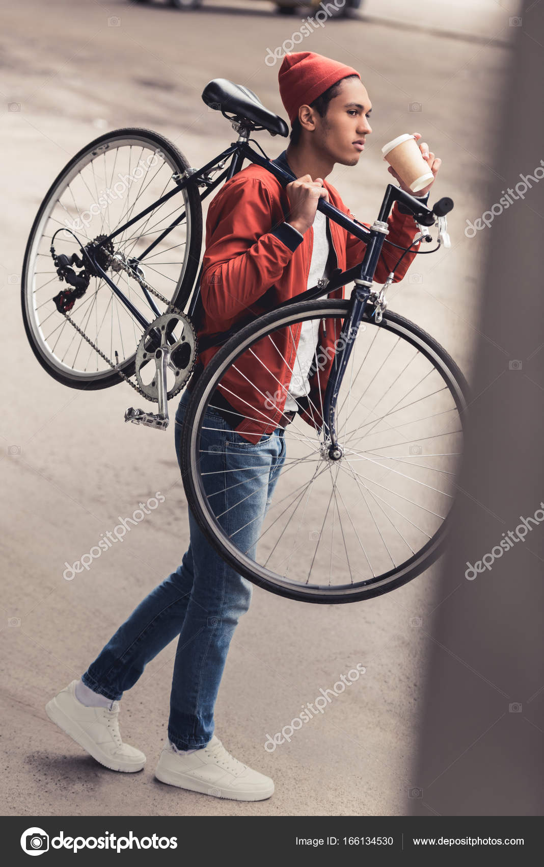Man with bicycle drinking coffee to go — Stock Photo © ArturVerkhovetskiy 166134530