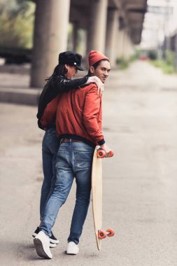 Dışarıda yürüyen genç bir çift.