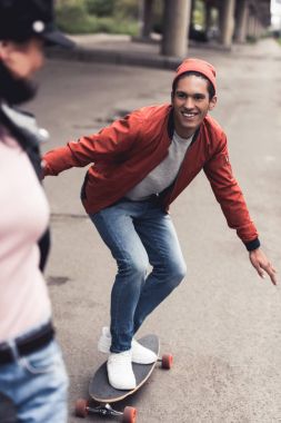 adam kız arkadaşına kaykay üzerinde sürme