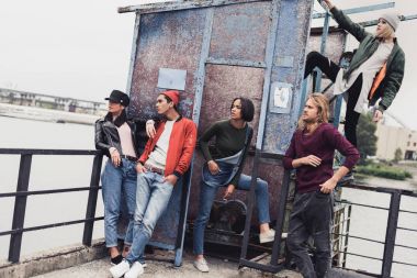 Riverside'da şık gençler