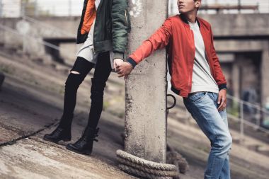 El ele tutuşan çift