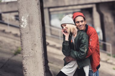 mutlu çift kucaklayan