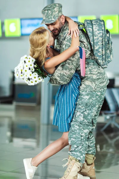 Femme rencontre soldat à l'aéroport — Photo