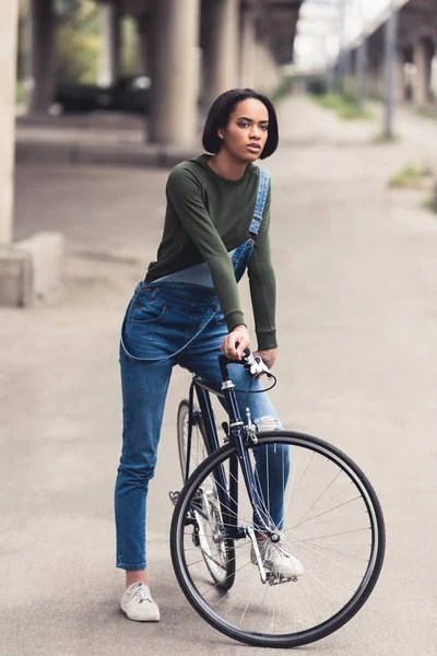 Ridning cykel骑自行车 — 图库照片