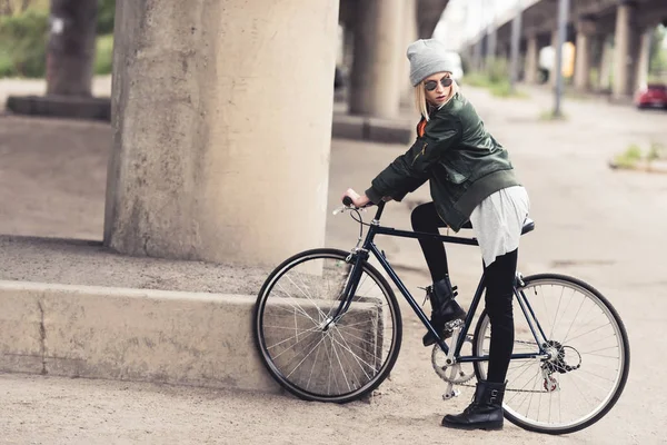 Женщина на винтажном велосипеде — стоковое фото