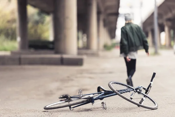 Oldtimer-Fahrrad auf Asphalt — Stockfoto