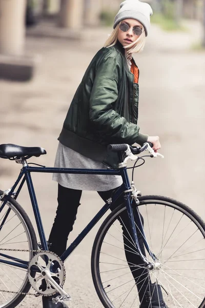 kadın vintage bisiklet ile