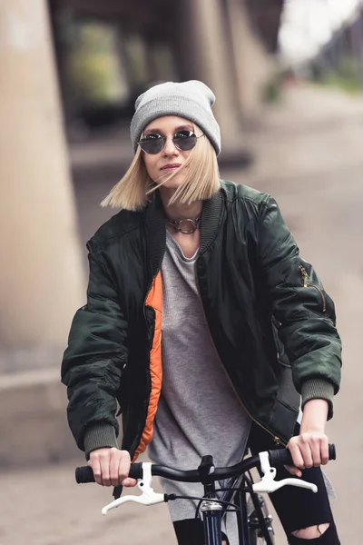 Mujer montando bicicleta vintage — Foto de Stock