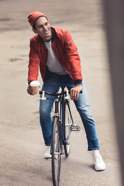 adam Bisiklet ve kahve ile gitmek