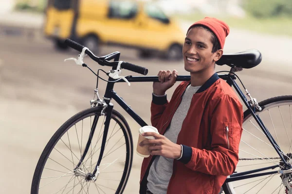 Hombre con bicicleta y café para llevar — Foto de Stock