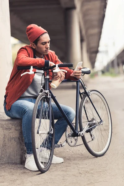 Άνθρωπος με ποδήλατο χρησιμοποιώντας smartphone — Φωτογραφία Αρχείου