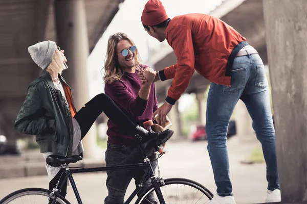 Amigos pasando tiempo juntos al aire libre — Foto de Stock