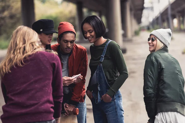 Groupe de jeunes gens élégants — Photo