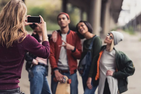 Homme prenant des photos d'amis — Photo