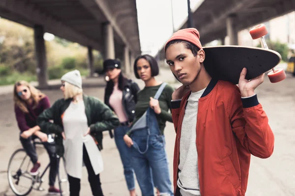 yakışıklı delikanlı holding kaykay