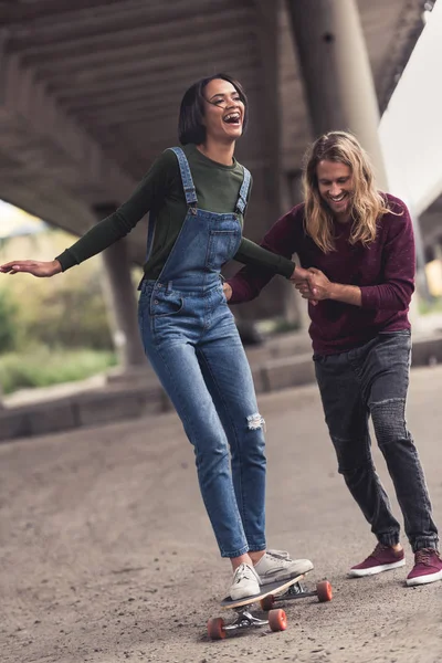 kadın kaykay binmek için öğrenme