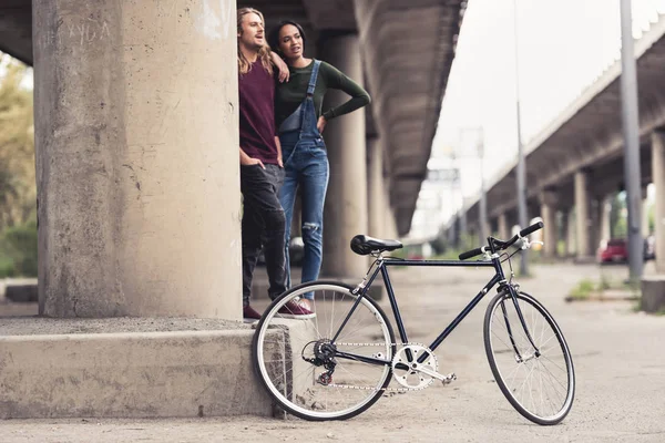 Couple with vintage bicycle — Stock Photo, Image