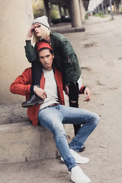 Couple posing outdoors — Stock Photo, Image