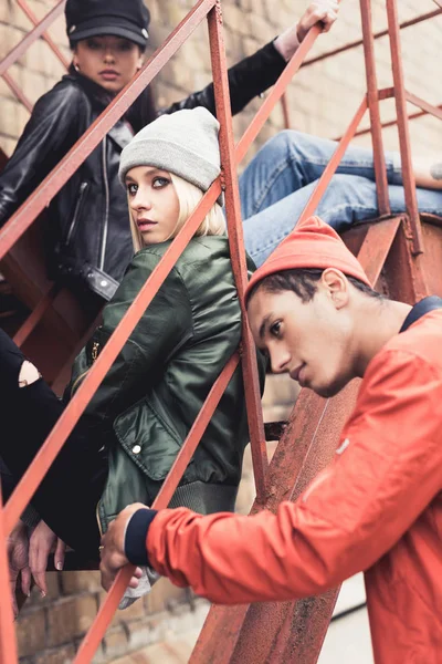 şık gençlerin grup