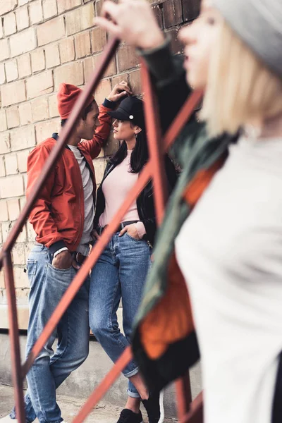 Stylish young man flirting with woman — Free Stock Photo