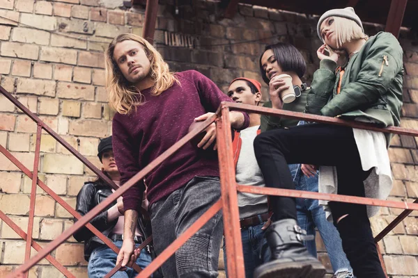 merdivenlerde şık gençler