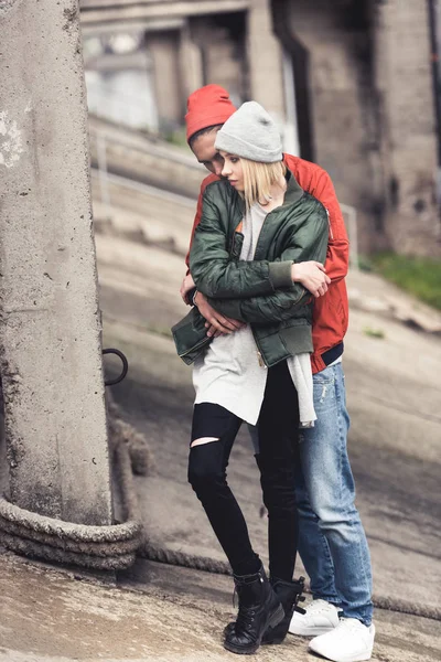 Glückliches Paar umarmt sich — kostenloses Stockfoto