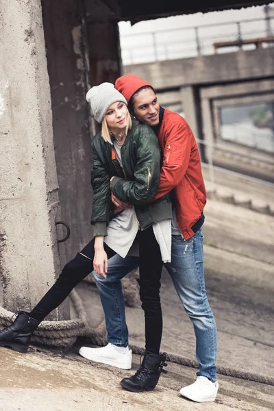 Pareja feliz abrazando — Foto de Stock