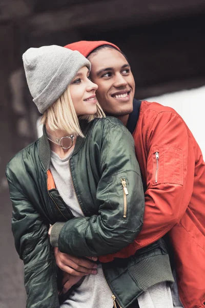 Happy couple embracing — Free Stock Photo