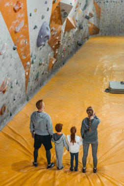 Aile tutuşup vasıl jimnastik salonu