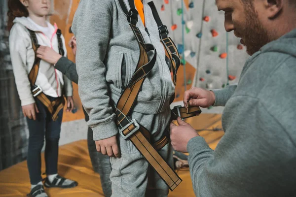 Dad securing son in harness — Stock Photo, Image