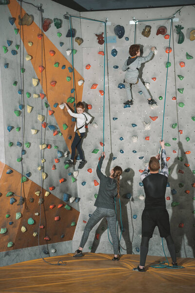 двое маленьких детей, лазающих по стене
