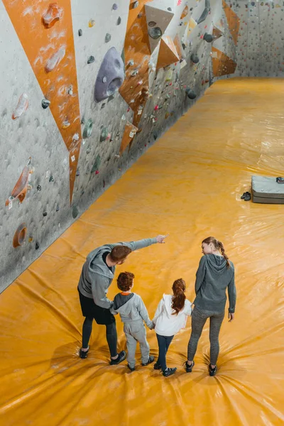 Baba bir şey çocuklar vasıl jimnastik salonu için gösterilen