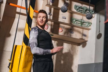 Sportif kıyafetleri spor salonunda genç adam