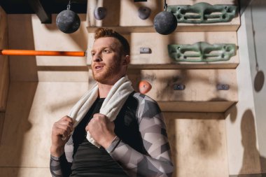 Boynundaki havlu ile sportif adam