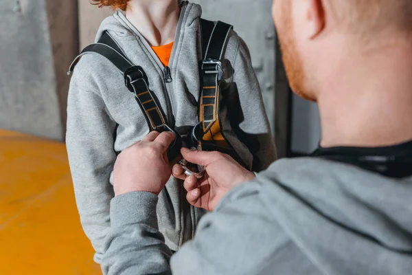Dad securing son in harness — Stock Photo, Image