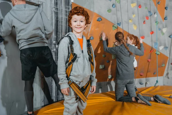 Pojke i klättring sele på gym — Stockfoto