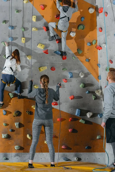 Two little kids climbing wall — Stock Photo, Image