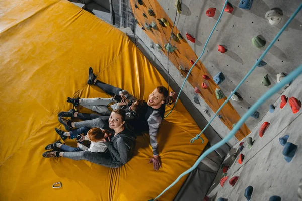 Familia con niños en la esterilla en el gimnasio — Foto de Stock