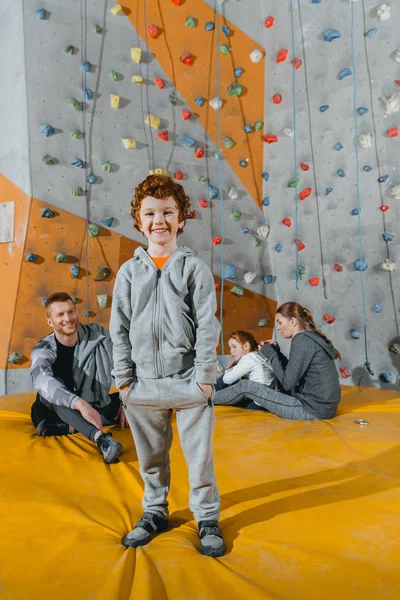 Smiling little boy in front of a climbing wall — Stock Photo, Image