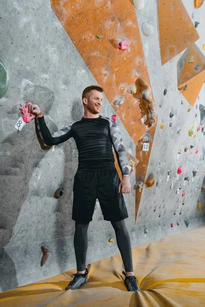 Junger Mann in der Nähe von Kletterwand — Stockfoto