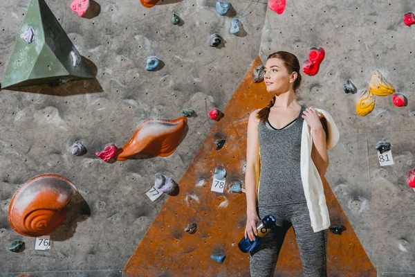 Mujer joven frente a la pared de escalada — Foto de Stock
