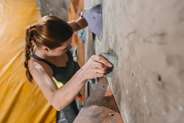 Pared de escalada de mujer con agarres — Foto de Stock